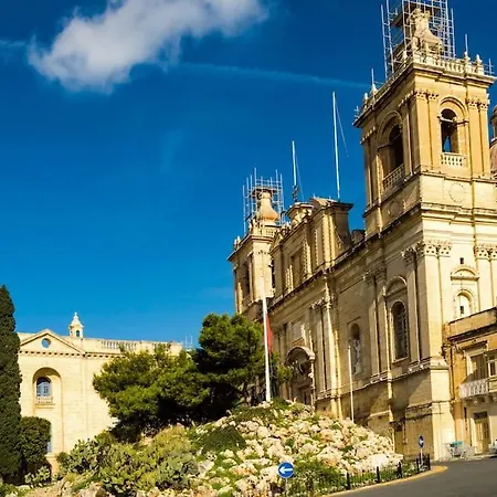 Charming Ground-floor Maisonette Apartment