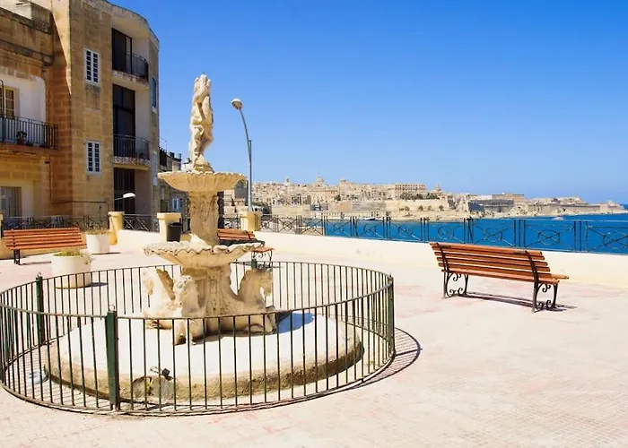 Charming Ground-floor Maisonette 아파트 *