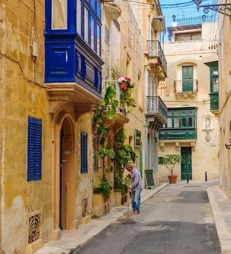 Charming Ground-floor Maisonette 아파트 *