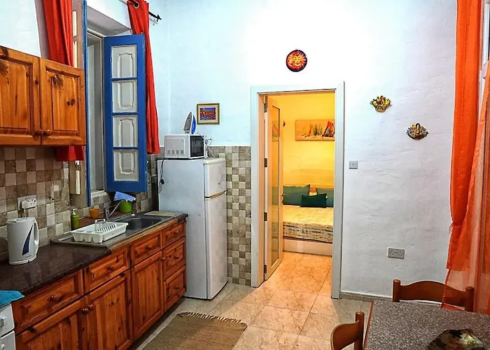 Charming Ground-floor Maisonette 비르구