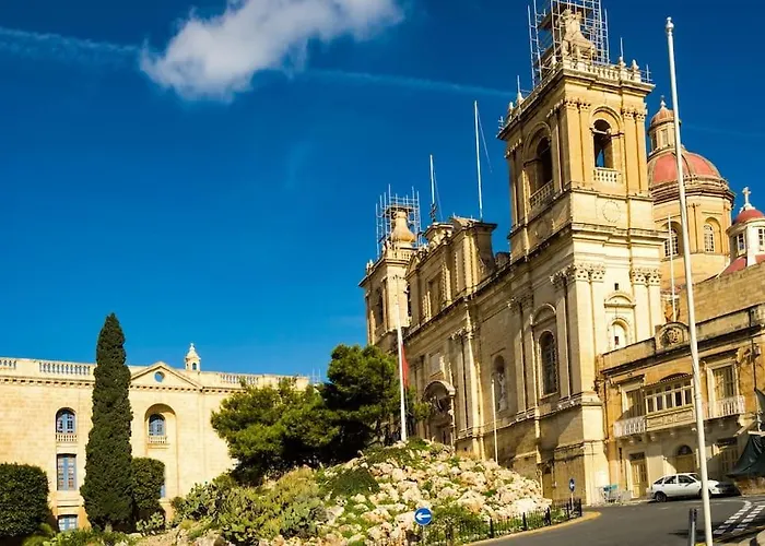 Charming Ground-floor Maisonette 아파트