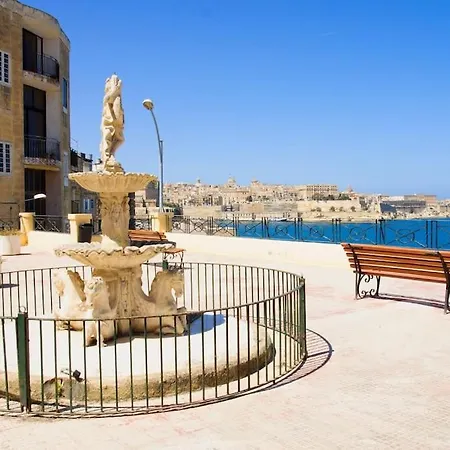 Charming Ground-floor Maisonette דירה *