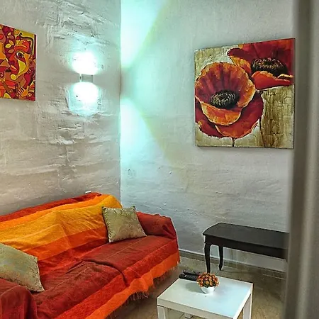 Charming Ground-floor Maisonette בירגו