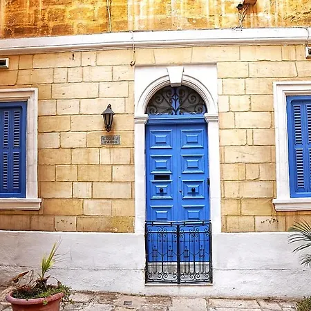Апартаменты Charming Ground-floor Maisonette *