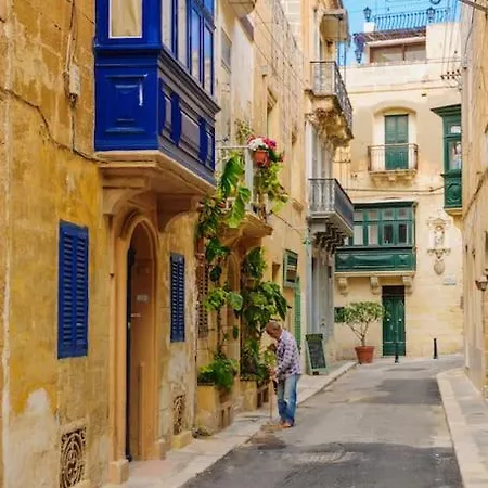 Charming Ground-floor Maisonette דירה *