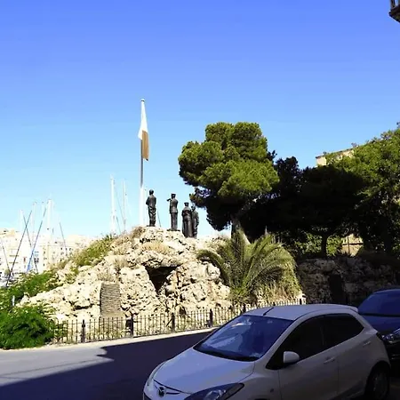 Charming Ground-floor Maisonette