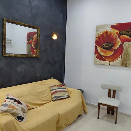 Charming Ground-floor Maisonette דירה *