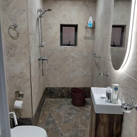 Charming Ground-floor Maisonette * בירגו