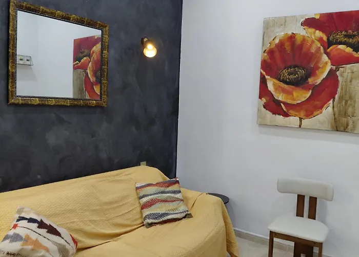 Charming Ground-floor Maisonette דירה *